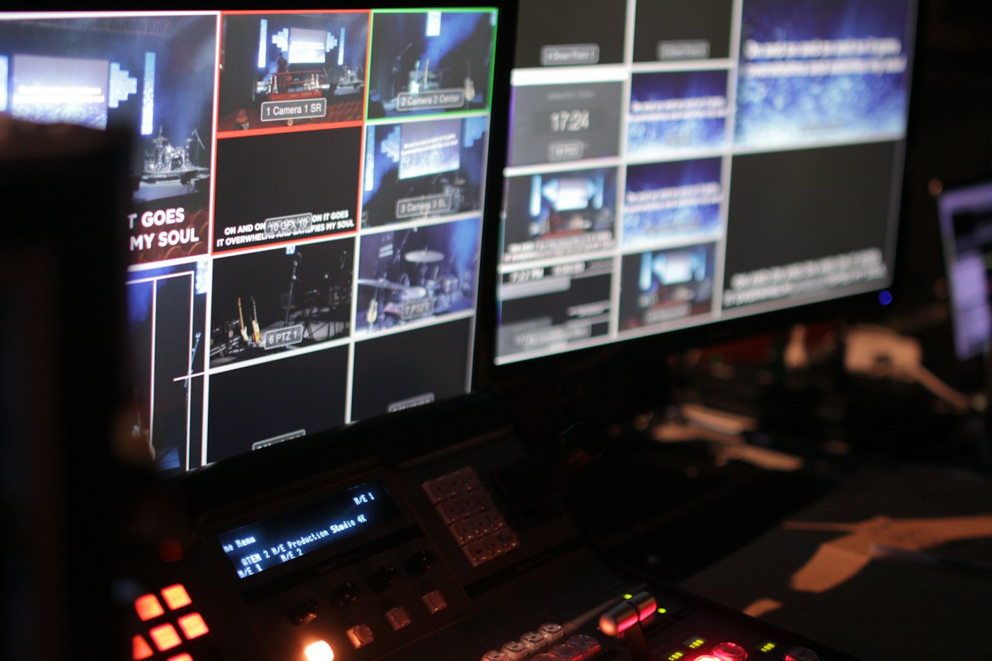 Sala di controllo di produzione video con monitor e pulsanti.