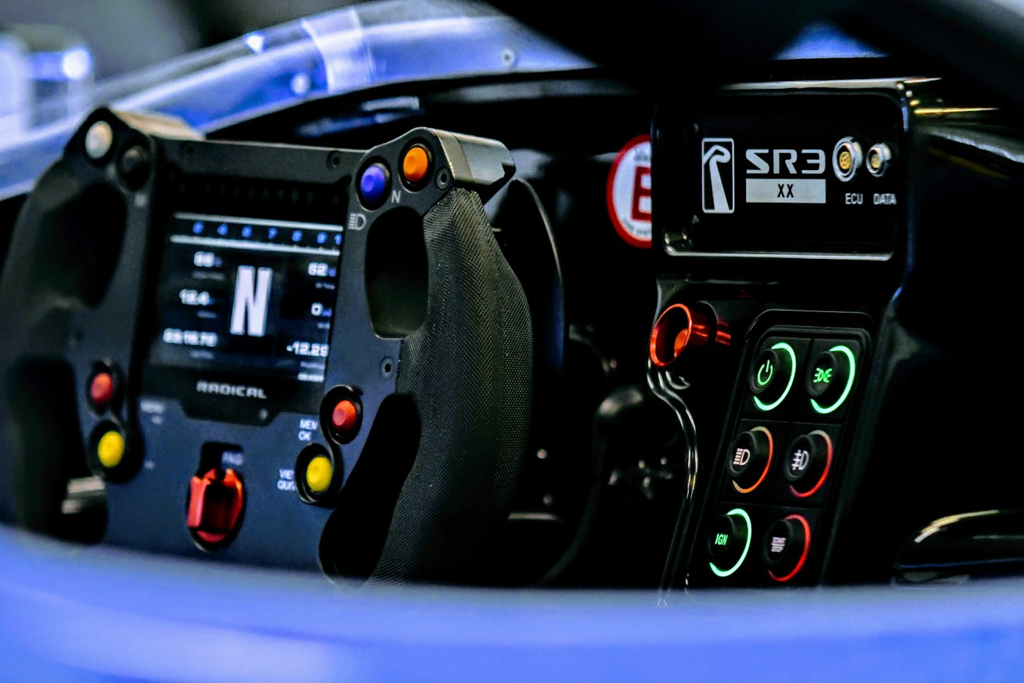 Il volante e il cruscotto digitale di un'auto da corsa.